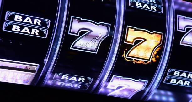 Live Bandar Poker dealer at padukajp studio